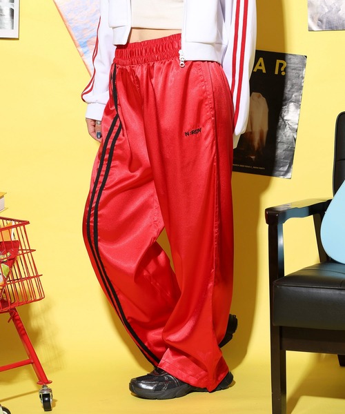 NERDY(ノルディ)の「グロッシートラックパンツ(スウェットパンツ・レディース・レッド/シルバー/ブラック・M/SS/L/S)」の13枚目の写真