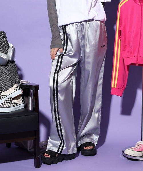 NERDY(ノルディ)の「グロッシートラックパンツ(スウェットパンツ・レディース・レッド/シルバー/ブラック・M/SS/L/S)」の18枚目の写真