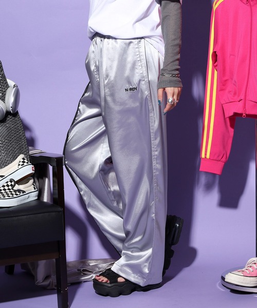 NERDY(ノルディ)の「グロッシートラックパンツ(スウェットパンツ・レディース・レッド/シルバー/ブラック・M/SS/L/S)」の19枚目の写真
