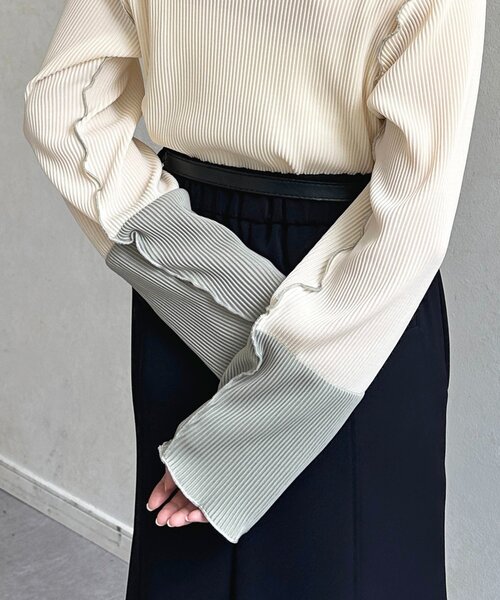 Thevon(ゼボン)の「袖先配色プリーツメロープルオーバー(Tシャツ/カットソー・レディース・ベージュ/ブラック/ホワイト系その他/ベージュ系その他/ブラック系その他/アイボリー・FREE)」の2枚目の写真