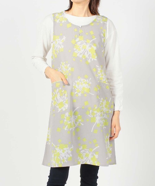 NAIGAI（ナイガイ）の「HOUSE WEAR STUDIO ポリエステル100％ ニューブッチャー ダンデライオン柄 後結び 背付きエプロン 70373021（エプロン・レディース・ピンク/ブルー/グレー・FREE）」の2枚目の写真