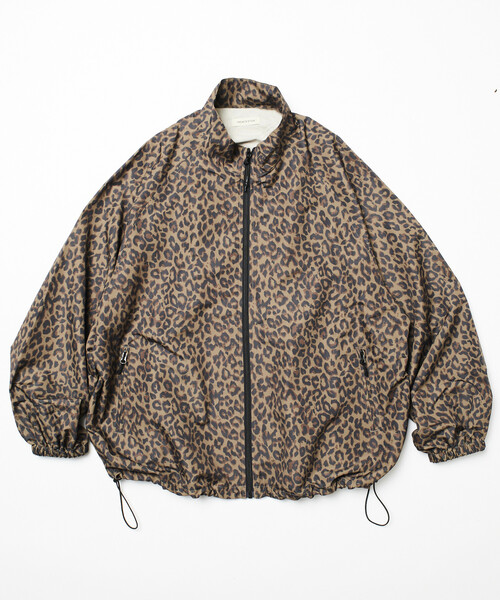 FREAK'S STORE(フリークスストア)の「限定展開 リラックスフィット スタンドカラー ナイロン ジップブルゾン(ブルゾン・メンズ・ブラック/チャコールグレー/ネイビー/ベージュ/レオパード・LARGE/MEDIUM/SMALL)」の5枚目の写真