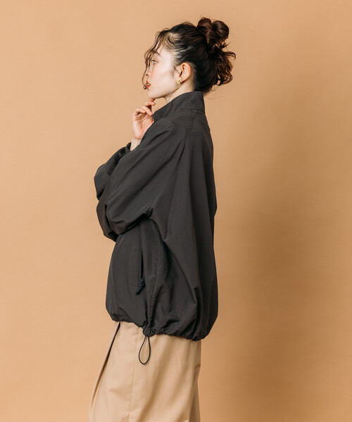 FREAK'S STORE(フリークスストア)の「限定展開 リラックスフィット スタンドカラー ナイロン ジップブルゾン(ブルゾン・メンズ・ブラック/チャコールグレー/ネイビー/ベージュ/レオパード・LARGE/MEDIUM/SMALL)」の16枚目の写真