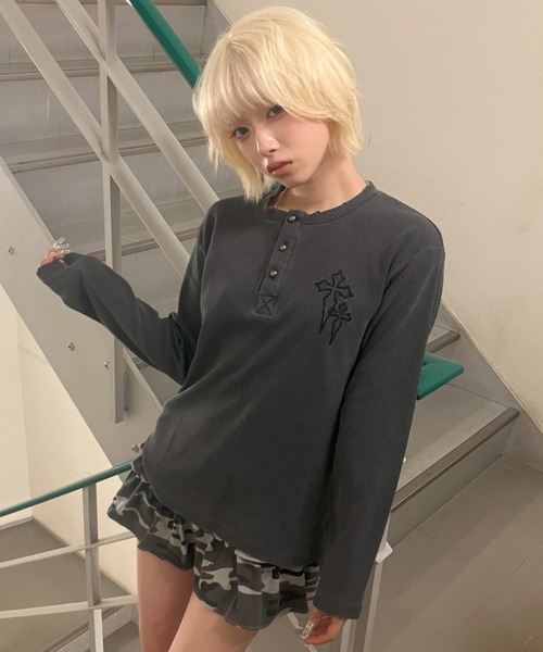 FREE DEE（フリー ディー）の「A'GEM/9 × .kom 『FREE DEE/フリーディー』 ワッフルクロスヘンリーネック長袖Ｔシャツ（Tシャツ/カットソー・メンズ・チャコールグレー/ブラック・M）」の21枚目の写真