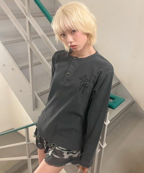FREE DEE（フリー ディー）の「A'GEM/9 × .kom 『FREE DEE/フリーディー』 ワッフルクロスヘンリーネック長袖Ｔシャツ（Tシャツ/カットソー・メンズ・チャコールグレー/ブラック・M）」の22枚目の写真