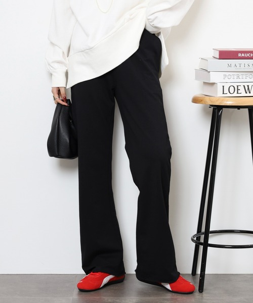 atONE(アットワン)の「ミニ裏毛セミフレアパンツ(スウェットパンツ・レディース・ブラック・M-L/LL~3L)」の1枚目の写真