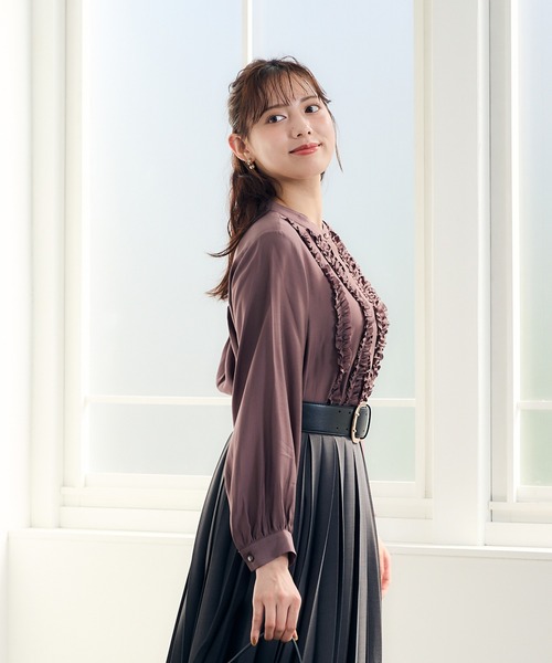 12Twelve Agenda（トゥエルブ　アジェンダ）の「シルキーローンプチフリルシャツ（シャツ/ブラウス・レディース・オフホワイト/チャコールグレー/ブラウン・M）」の7枚目の写真