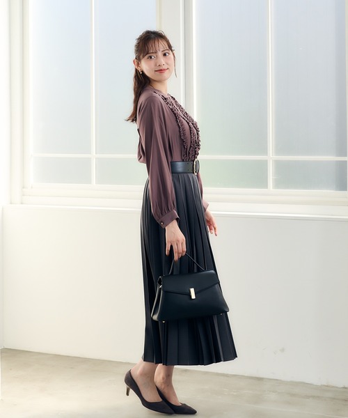 12Twelve Agenda（トゥエルブ　アジェンダ）の「シルキーローンプチフリルシャツ（シャツ/ブラウス・レディース・オフホワイト/チャコールグレー/ブラウン・M）」の9枚目の写真