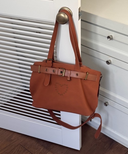 idem（イデム）の「heart × belt suede shoulder bag / ハートベルトスエードショルダーバッグ（トートバッグ・レディース・ブラック/ブラウン・FREE）」の2枚目の写真