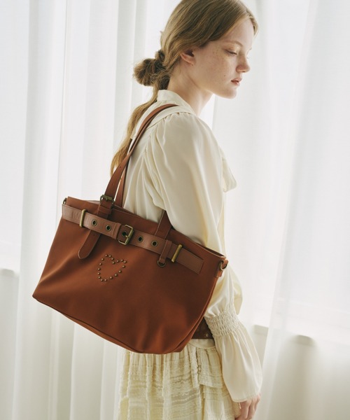 idem（イデム）の「heart × belt suede shoulder bag / ハートベルトスエードショルダーバッグ（トートバッグ・レディース・ブラック/ブラウン・FREE）」の7枚目の写真