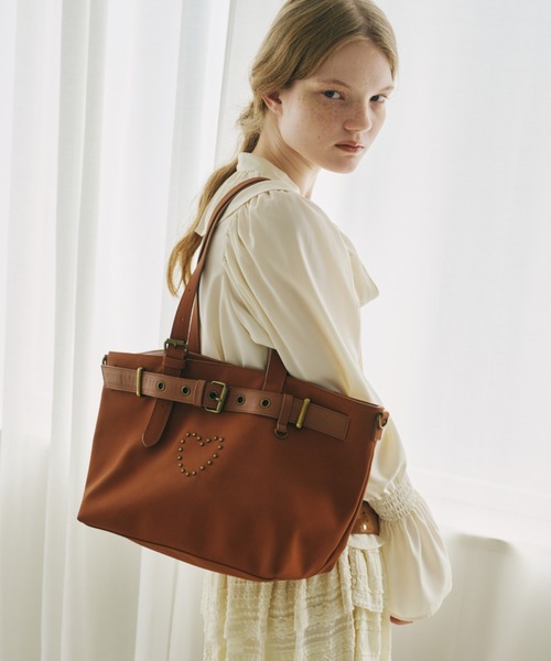 idem（イデム）の「heart × belt suede shoulder bag / ハートベルトスエードショルダーバッグ（トートバッグ・レディース・ブラック/ブラウン・FREE）」の10枚目の写真