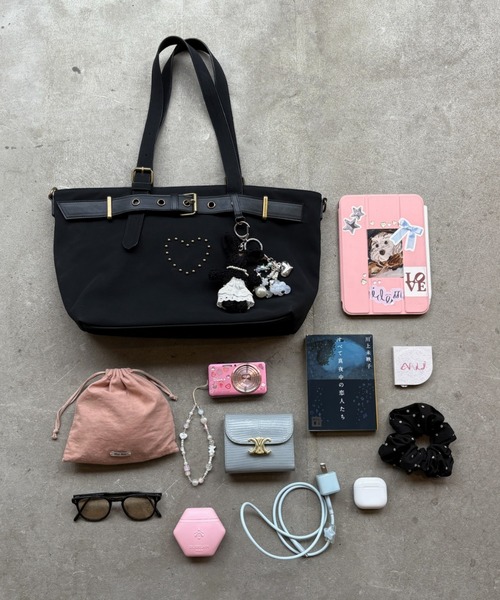 idem（イデム）の「heart × belt suede shoulder bag / ハートベルトスエードショルダーバッグ（トートバッグ・レディース・ブラック/ブラウン・FREE）」の16枚目の写真