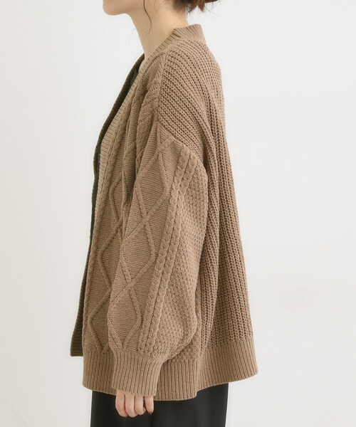 SHOO・LA・RUE(シューラルー)の「【洗濯機可/S-LL】大人の抜け感 ざっくり編み モールケーブルカーディガン【CIRCRIC】(カーディガン/ボレロ・レディース・ブラウン系/イエロー系その他/アイボリー・04/03/02/01)」の9枚目の写真