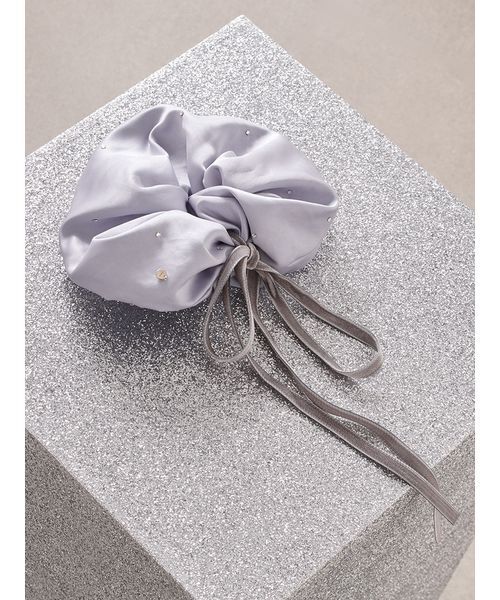 SNIDEL（スナイデル）の「ベロアリボン付きシュシュ（シュシュ・レディース・ブラック/ブルー/ホワイト・F）」の3枚目の写真