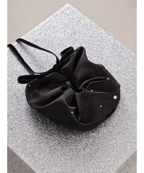 SNIDEL（スナイデル）の「ベロアリボン付きシュシュ（シュシュ・レディース・ブラック/ブルー/ホワイト・F）」の2枚目の写真