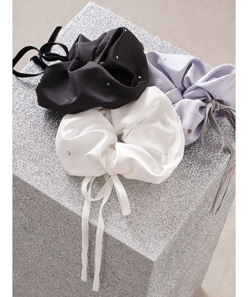 SNIDEL（スナイデル）の「ベロアリボン付きシュシュ（シュシュ・レディース・ブラック/ブルー/ホワイト・F）」の4枚目の写真