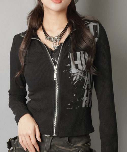 SPINNS(スピンズ)の「ギャルリバイバル☆トップスにも羽織にも映えるグランジZIPトップス(Tシャツ/カットソー・レディース・ブラック/グレー・ONESIZE)」の2枚目の写真