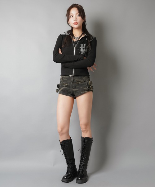 SPINNS(スピンズ)の「ギャルリバイバル☆トップスにも羽織にも映えるグランジZIPトップス(Tシャツ/カットソー・レディース・ブラック/グレー・ONESIZE)」の10枚目の写真