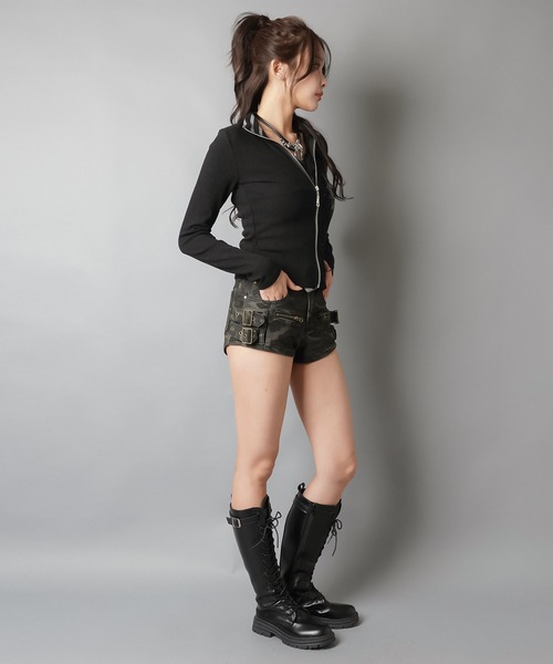 SPINNS(スピンズ)の「ギャルリバイバル☆トップスにも羽織にも映えるグランジZIPトップス(Tシャツ/カットソー・レディース・ブラック/グレー・ONESIZE)」の13枚目の写真