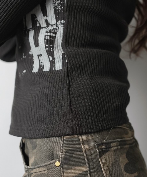 SPINNS(スピンズ)の「ギャルリバイバル☆トップスにも羽織にも映えるグランジZIPトップス(Tシャツ/カットソー・レディース・ブラック/グレー・ONESIZE)」の22枚目の写真