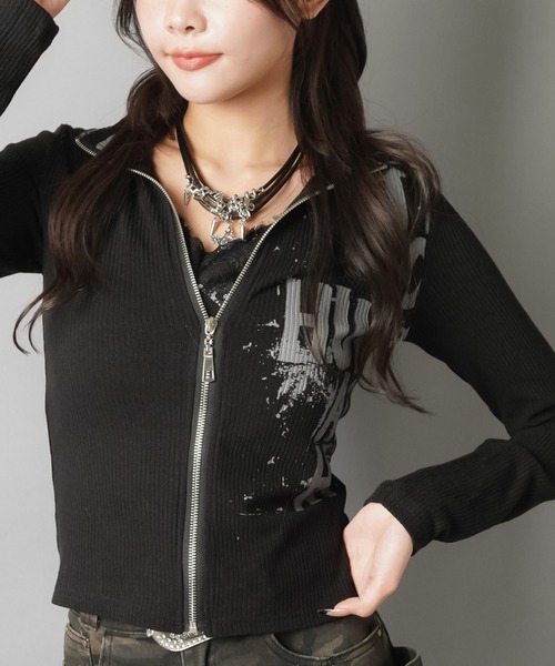 SPINNS(スピンズ)の「ギャルリバイバル☆トップスにも羽織にも映えるグランジZIPトップス(Tシャツ/カットソー・レディース・ブラック/グレー・ONESIZE)」の4枚目の写真