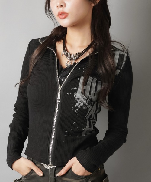 SPINNS(スピンズ)の「ギャルリバイバル☆トップスにも羽織にも映えるグランジZIPトップス(Tシャツ/カットソー・レディース・ブラック/グレー・ONESIZE)」の6枚目の写真