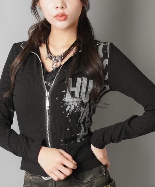 SPINNS(スピンズ)の「ギャルリバイバル☆トップスにも羽織にも映えるグランジZIPトップス(Tシャツ/カットソー・レディース・ブラック/グレー・ONESIZE)」の7枚目の写真