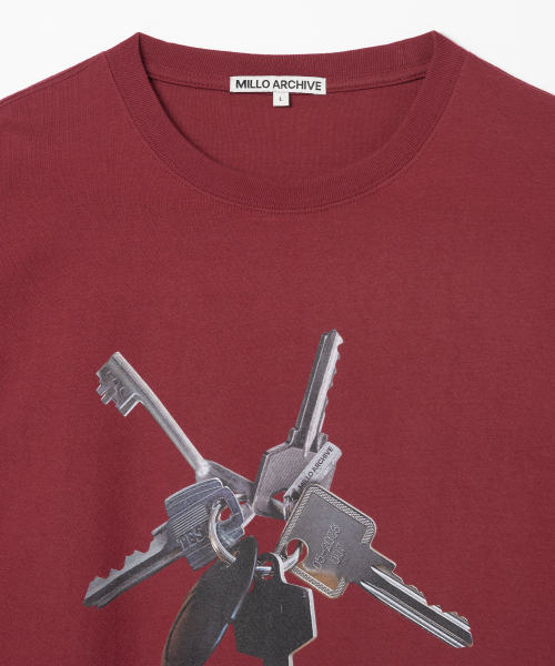 Millo Archive（ミロ アーカイブ）の「ボールドキーTシャツ[バーガンディ]（Tシャツ/カットソー・メンズ・その他・LARGE/X-LARGE/MEDIUM）」の2枚目の写真