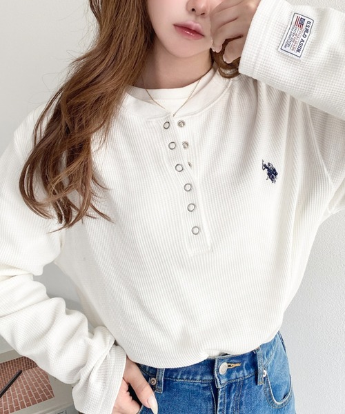 U.S. POLO ASSN.(ユーエスポロアッスン)の「moment+別注【U.S.POLO ASSN.】ワンポイント刺繍長袖ワッフルヘンリーネックプルオーバー(Tシャツ/カットソー・レディース・ブラック/ネイビー/杢グレー/アイボリー・L/M)」の2枚目の写真
