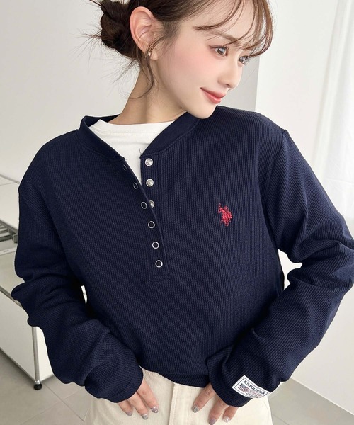 U.S. POLO ASSN.(ユーエスポロアッスン)の「moment+別注【U.S.POLO ASSN.】ワンポイント刺繍長袖ワッフルヘンリーネックプルオーバー(Tシャツ/カットソー・レディース・ブラック/ネイビー/杢グレー/アイボリー・L/M)」の5枚目の写真