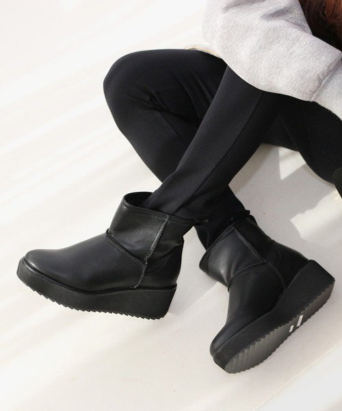 Fin(フィン)の「フェイクファー厚底ブーツ【低反発スポンジ入り】(ブーツ・レディース・ブラック系その他/ベージュ/ブラック・LL/S/M/L)」の2枚目の写真