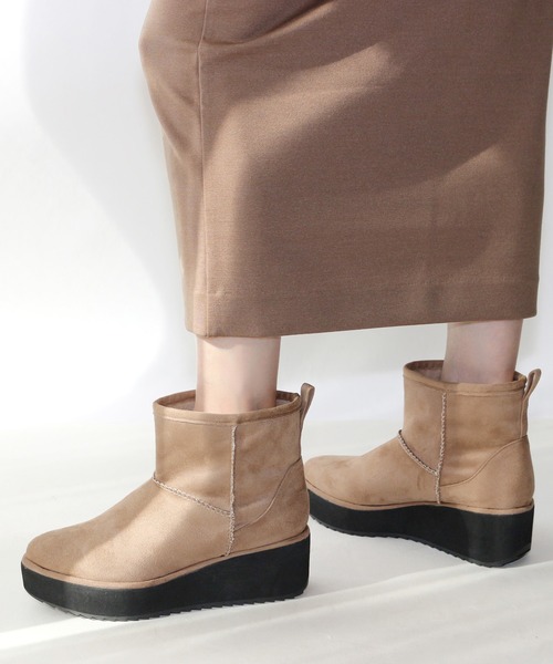 Fin(フィン)の「フェイクファー厚底ブーツ【低反発スポンジ入り】(ブーツ・レディース・ブラック系その他/ベージュ/ブラック・LL/S/M/L)」の5枚目の写真