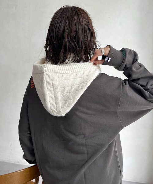 CPCM（シーピーシーエム）の「フード付きニットマフラー（マフラー・レディース・アイボリー/グレー/レッド/ブラック・FREE）」の2枚目の写真