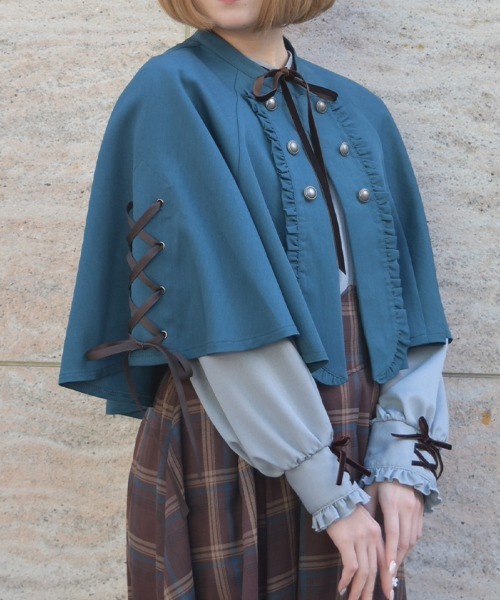 axes femme（アクシーズファム）の「Ｗ釦レースアップケープ（ベスト・レディース・グレー/ブラック/ブルーグリーン・FREE）」の3枚目の写真