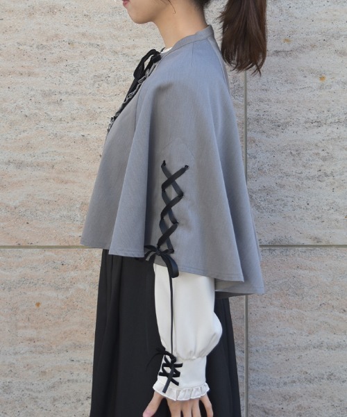 axes femme（アクシーズファム）の「Ｗ釦レースアップケープ（ベスト・レディース・グレー/ブラック/ブルーグリーン・FREE）」の5枚目の写真