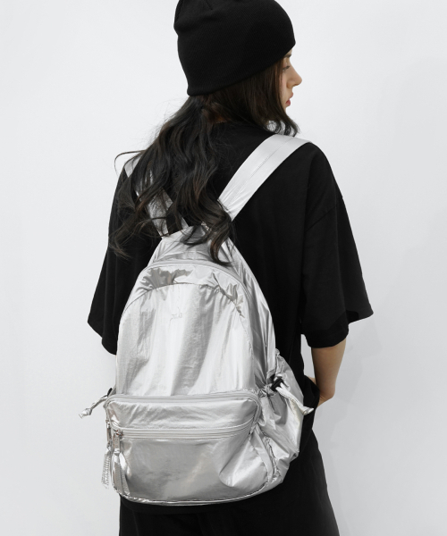 D.LAB(ディラップ)の「ポールグロッシーバックパック - シルバー + オリングキーホルダー付き(バックパック/リュック・レディース・その他・FREE)」の2枚目の写真