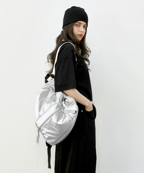 D.LAB(ディラップ)の「ポールグロッシーバックパック - シルバー + オリングキーホルダー付き(バックパック/リュック・レディース・その他・FREE)」の3枚目の写真