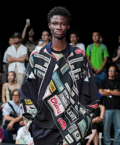 yoshiokubo(ヨシオクボ)の「yoshiokubo ヨシオクボ / MULTI-LOGO BLOUSON ゴブラン織マルチロゴブルゾン / YKS26514(ブルゾン・メンズ・ネイビー・2)」の1枚目の写真