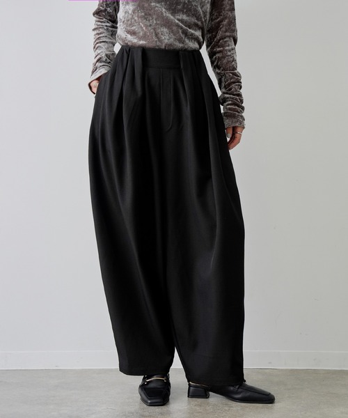 NOGLE(ノグル)の「【NOGLE/ノグル】ウエストタックワイドカーブスラックス(スラックス・レディース・ブラウン/アイボリー/ブラック/グレー・FREE)」の1枚目の写真