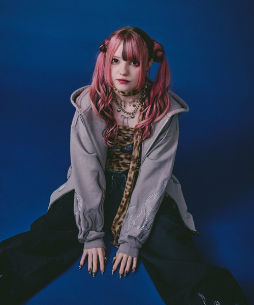 GALFY(ガルフィー)の「『GALFY/ガルフィー』ファイヤーピカピカZIPパーカー【Z】(パーカー・レディース・ブラック/グレイッシュベージュ・L/XL)」の7枚目の写真