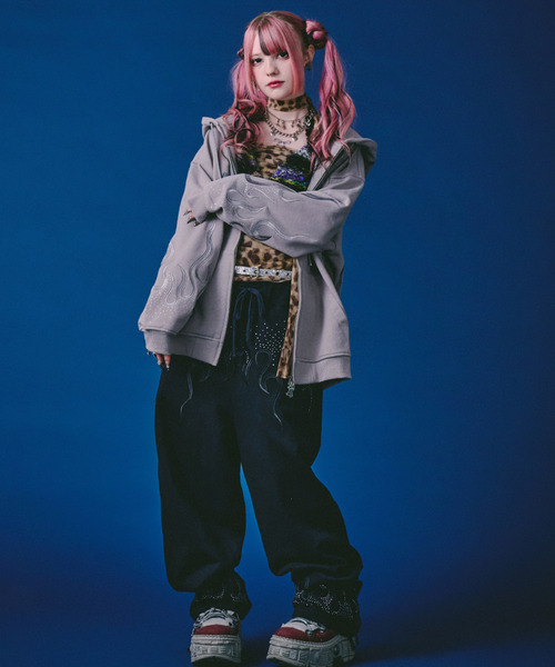 GALFY(ガルフィー)の「『GALFY/ガルフィー』ファイヤーピカピカZIPパーカー【Z】(パーカー・レディース・ブラック/グレイッシュベージュ・L/XL)」の6枚目の写真