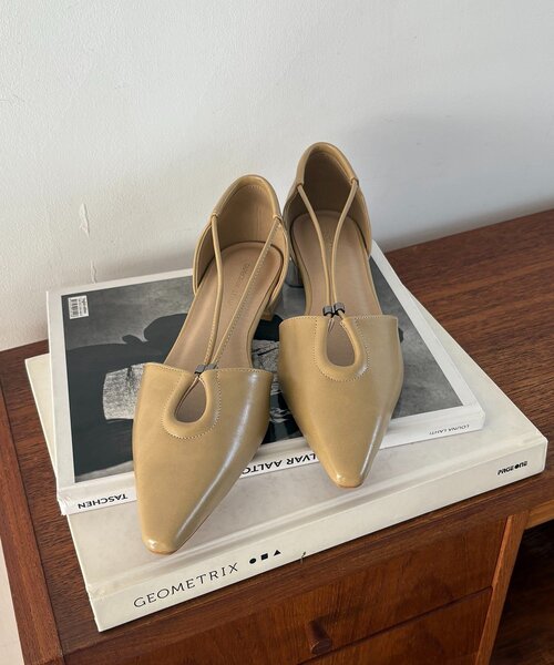 CAPRICIEUX LE'MAGE（カプリシューレマージュ）の「クロスストラップフラットシューズ（パンプス・レディース・ブラック/ベージュ・36/38/37）」の8枚目の写真