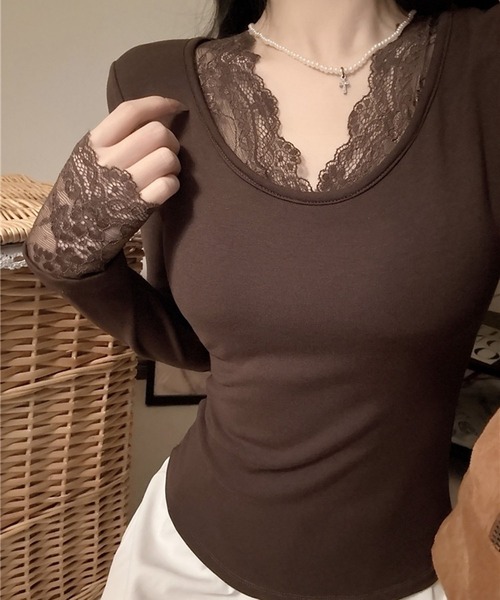 VIBGYOR(ヴィブジョー)の「【EIZZ/アイズ】繊細レース デコルテ開き スリムフィット 長袖 Tシャツ(Tシャツ/カットソー・レディース・オフホワイト/ブラック/ブラウン/グレー・FREE)」の4枚目の写真