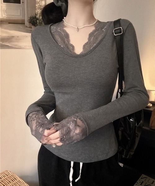 VIBGYOR(ヴィブジョー)の「【EIZZ/アイズ】繊細レース デコルテ開き スリムフィット 長袖 Tシャツ(Tシャツ/カットソー・レディース・オフホワイト/ブラック/ブラウン/グレー・FREE)」の3枚目の写真
