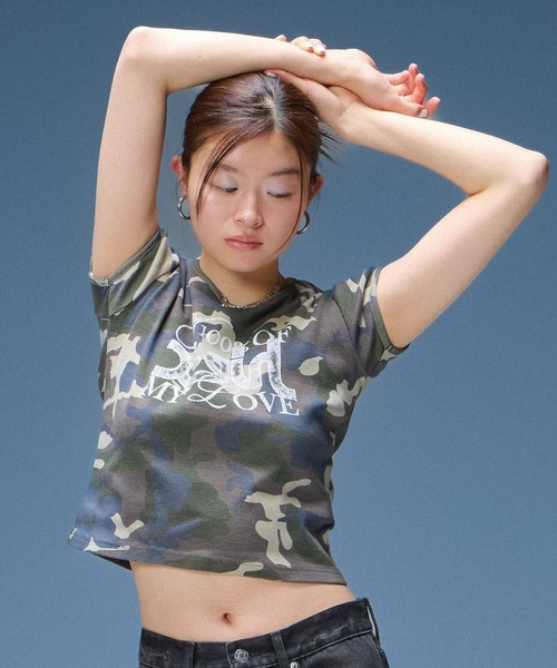 X-girl(エックスガール)の「GRUNGE FONT MIX LOGO S/S BABY TEE(Tシャツ/カットソー・レディース・ブラック/ホワイト/カモフラージュ・S/M)」の4枚目の写真