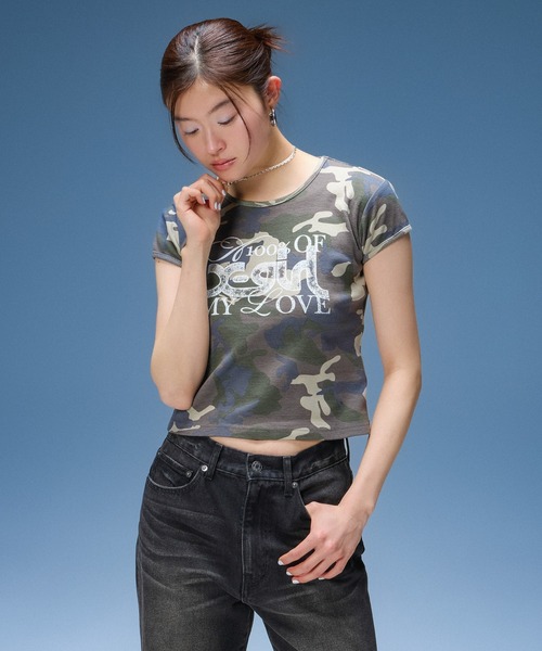 X-girl(エックスガール)の「GRUNGE FONT MIX LOGO S/S BABY TEE(Tシャツ/カットソー・レディース・ブラック/ホワイト/カモフラージュ・S/M)」の6枚目の写真