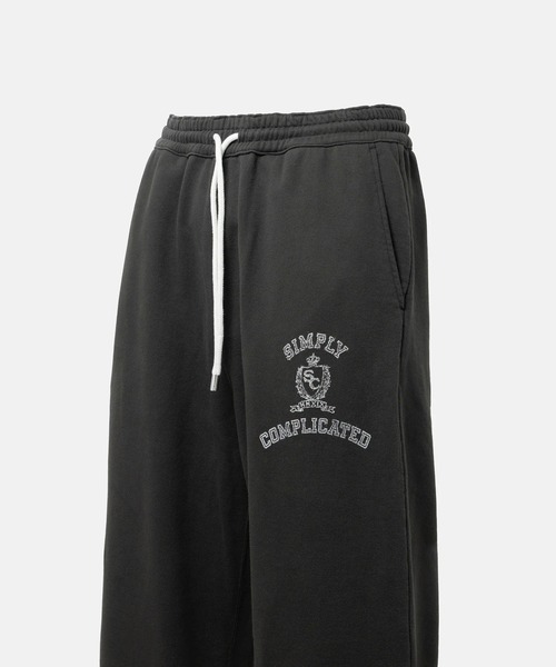 SimplyComplicated(シンプリーコンプリケイテッド)の「COLLEGE LOOSE SWEAT PANTS(スウェットパンツ・メンズ・ブラック/グリーン・2/1)」の3枚目の写真