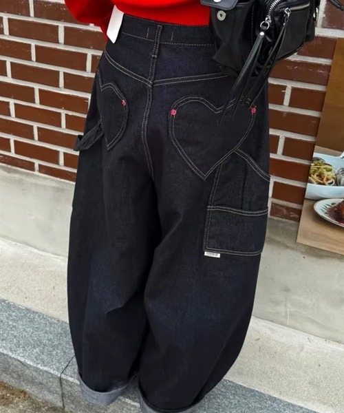 LAFFMO(ラフモ)の「ハートポケットワイドレッグカーゴパンツ(デニムパンツ・レディース・ブラック/ホワイト・F)」の6枚目の写真