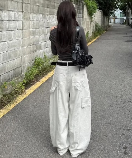LAFFMO(ラフモ)の「ハートポケットワイドレッグカーゴパンツ(デニムパンツ・レディース・ブラック/ホワイト・F)」の19枚目の写真