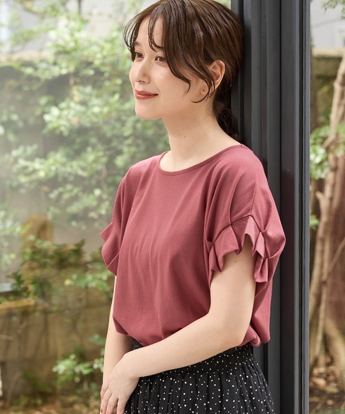 Honeys(ハニーズ)の「【ハニさら・接触冷感・吸水速乾・UVカット・遮熱】袖タックTシャツ(Tシャツ/カットソー・レディース・グレイッシュベージュ/ブラック/レッド/ネイビー/モカ・3L/L/LL/M/S)」の14枚目の写真